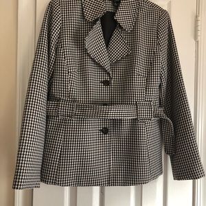 Isabella houndstooth suit. Like new condition.
